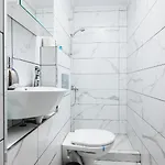 Daire Chic 1bd With Private Patio By Flat Mаnager Sofya